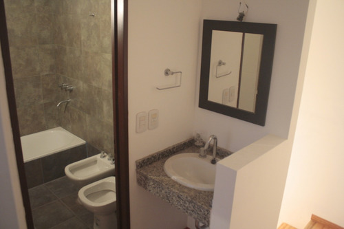 Imagen 10 de 14 de Patrón Al 5700, Villa Luro. Dúplex Sin Expensas. Superficie 73 M2. 2 Plantas. 3 Ambientes. 2 Dormitorios. Suite. 2 Baños. 2 Balcones A La Calle, Uno En Casa Planta. Parrilla Propia. Cochera P/ 2 Autos