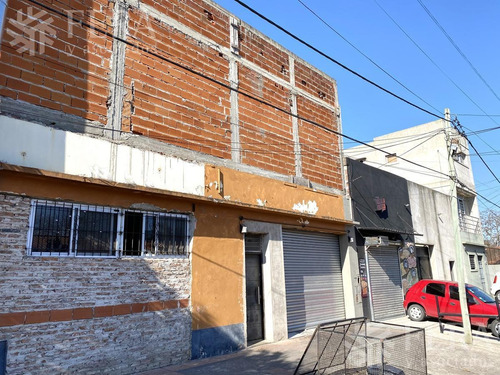 Imagen 2 de 23 de Venta De Galpón, 3 Departamentos, Local Y Espacio Guardacoches En Quilmes Oeste