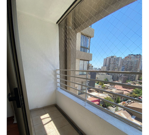 Amplio Departamento, Piso 12, A Pasos Del Metro Santa Lucía