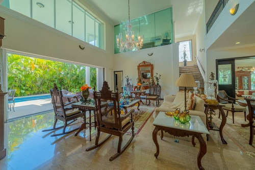 Residencial En Venta En Lagos Del Sol ( Estilo Neoclasica)