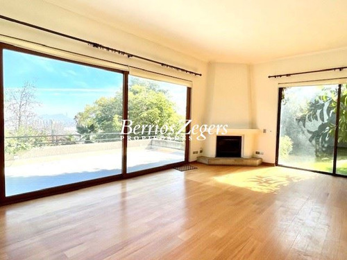 Casa En Venta De 7 Dormitorios, 6 Baños . En Las Condes Alto