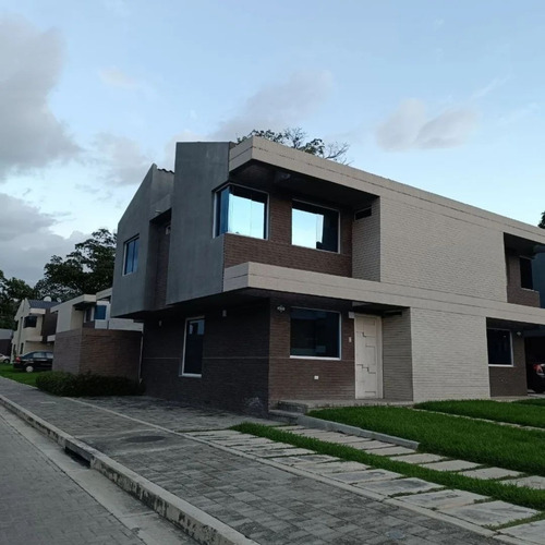 Venta De Town House En San Diego Conjunto Casa Verde