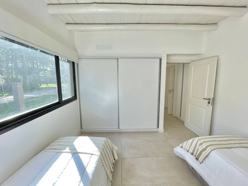 Imagen 14 de 25 de Venta Casa Con 3 Dormitorios Y Piscina En Parque Burnett Punta Del Este