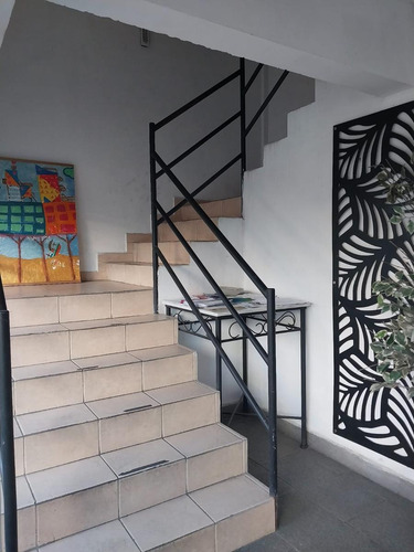 Venta Monoambiente Primer Piso, Con Cochera Descubierta En Morón Centro, Moron Norte.-