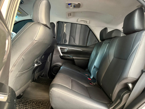 Toyota Hilux SW4 SRX 2.8 turbodiesel 7L 4x4 (Aut)