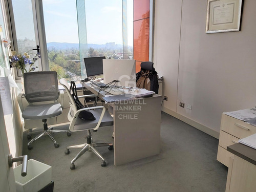 Oficina Con Dos Privados, Excelente Conectividad.