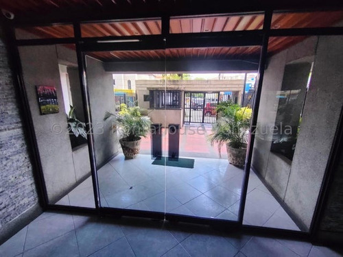 Apartamento En Venta En Los Chaguaramos. Yr242162. Apartamento 4hab 3 Baños, Maletero, Tanque De Agua; Muy Ventilado E Iluminado, Con Vista De 200 Grados Al Avila Y Panorámica De La Ciudad.