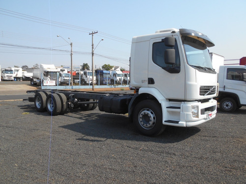 Imagem 2 de 15 de Volvo Vm 260 6x2 2010