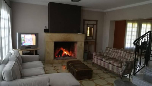 Imagen 9 de 27 de Comoda Casa Quinta De 4 Dormitorios Y 13.000 M2 De Parque Arbolado