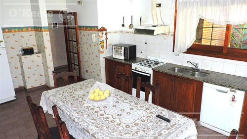 Imagen 10 de 30 de En Berazategui Hermoso Chalet De 8 Ambientes Con Parque Y Pileta En Venta Sobre Terreno De 1940m2.