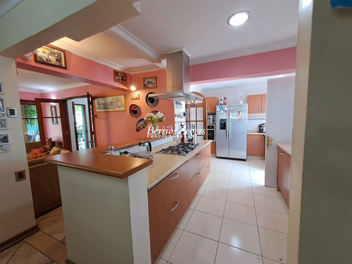 Casa En Venta De 6 Dorm. En La Reina