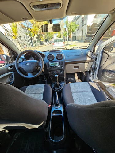 Imagen 4 de 6 de Ford Fiesta 1.6 Max Ambiente Plus Mp3