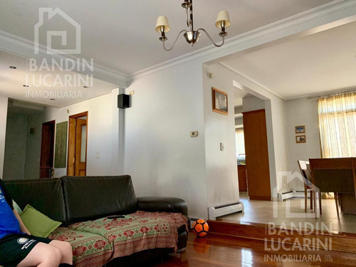 Casa En Ezpeleta Centro En Venta. Hermoso Chalet. Toma Permuta.