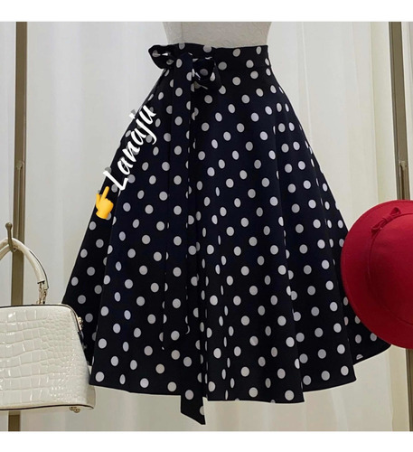 Imagem 4 de 7 de Saia Rodada Envelope Midi Preta Com Bolinha Branca