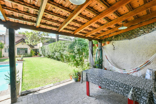 Casa De 3 Dormitorios En Venta Con Pileta Y Quincho Fisherton