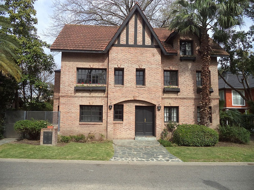 Ubicado En El Exclusivo Barrio Cerrado La Arboleda De Don Torcuato. Lindisima Casa Con 4 Dormitorios. Gran Lote De 920m2. Pileta. Muy Buen Estado.