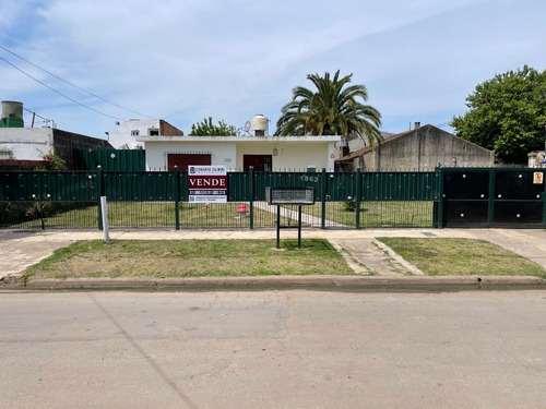 Casa Con Amplio Jardín En El Talar