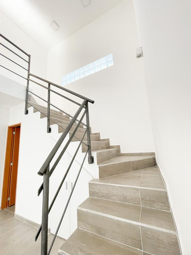 Casa Duplex De Pasillo En Arroyito