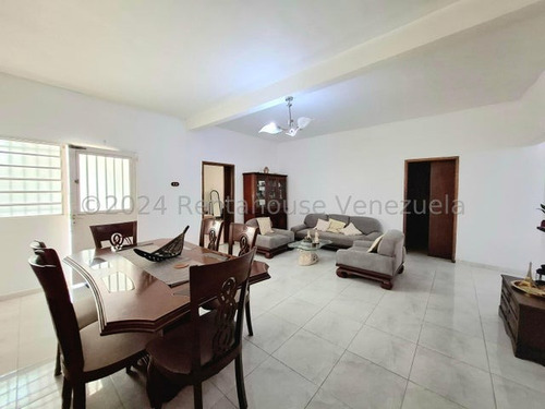 En Venta Amplia Y Hermosa Casa Con Apartamento En El Limon Db 25-4638