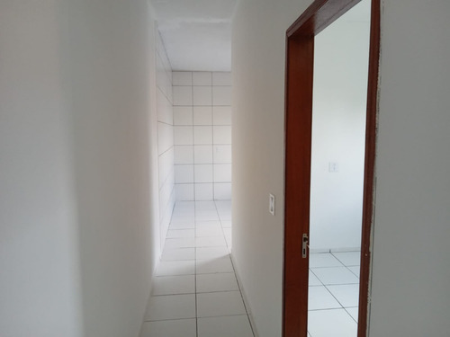 Duas Casas Germinadas Com 4 Cômodos, Garagem, Quintal E Lavanderia