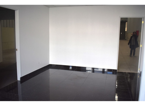 Arriendo Bodega 396 M2 + 72 M2 De Oficina, Sector Aeropuerto