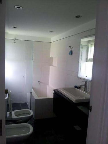 Casa En Alquiler De 3 Dormitorios C/ Cochera En Lugano