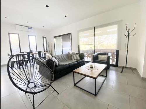 Venta De Excelente Casa. Barrio Santa Elena, Pilar Del Este
