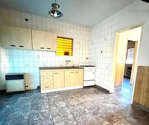 Imagen 5 de 12 de Casa En Zona Comercial!! Excelente Ubicacion.- 10 Mts De Frente Sobre Avenida Peron