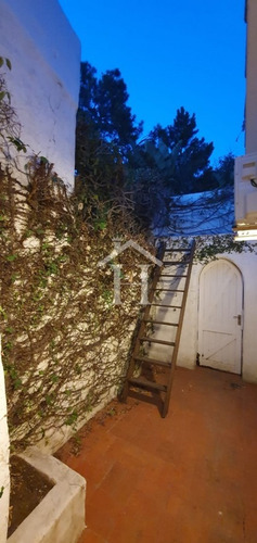Casa En Venta En El Tesoro, 3 Dormitorios!-ref:10
