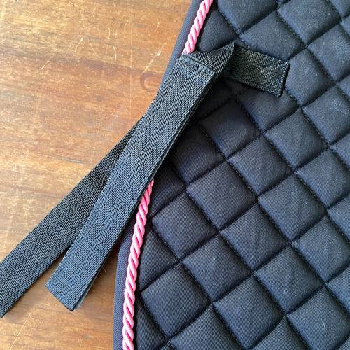 Mandil Amx Con Cordon Seda Madoc Caballo Salto Equitacion Negro/negro/fucsia