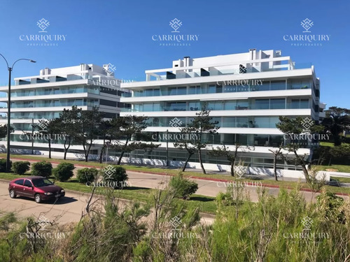 Se Vende Apartamento De 3 Dormitorios En Edificio Horizonte, Playa Mansa, Punta Del Este