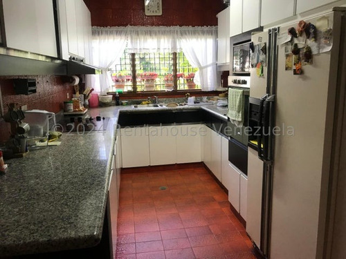 Hermosa Casa De Una Planta Con Grandes Espacios Y Bella Terraza En Santa Paula. Mls # 25-13494 Lp