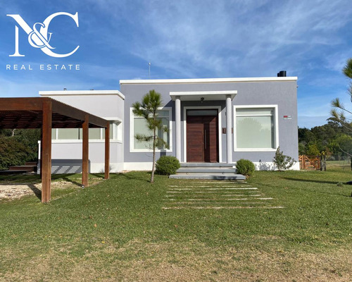 Casa En Venta En Costa Esmeralda, Barrio Golf