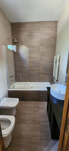Venta Casa Amplia Y Funcional / Barrio Cerrado / 3 Dorm