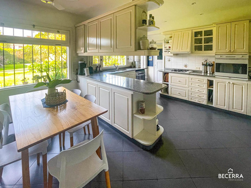 Imponente Chalet De Estilo Clásico En Parque Johnston - Venta En Hurlingham