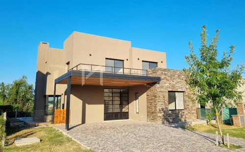 Casa  En Venta En Vila Marina Ii, Villanueva, Tigre