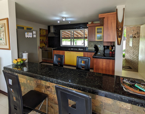 Townhouse Casa En Venta En Loma Linda. Posee Terraza Con Vista