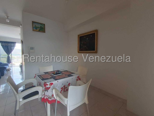 Apartamento En Venta Duplex En Urbanización Andrés Bello Maracay Zona Norte Con Pozo De Agua Nela 25-16098