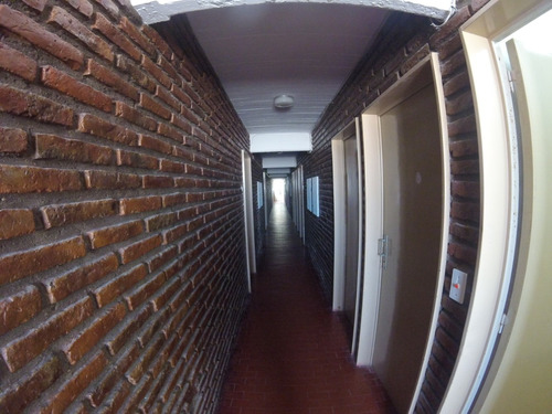 Imagen 2 de 14 de Amplio Departamento 2 Ambientes En Pleno Centro Comercial