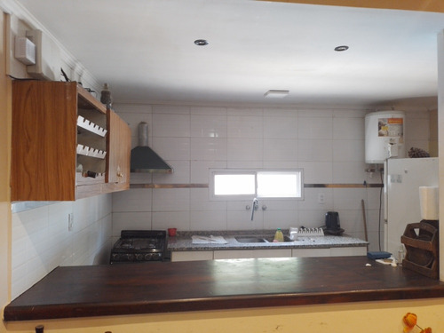 Vendo Casa : 2 Dormitorios ,baño , Living ,cocina Comedor .