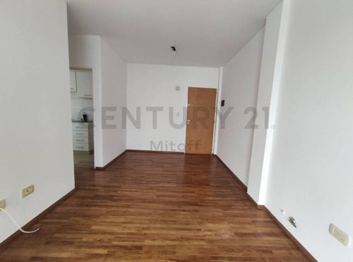 Imagen 1 de 10 de Departamento De 2 Dormitorios Con Cochera En La Plata