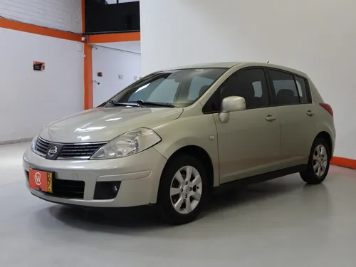 Nissan tiida hb 1.8 Premium