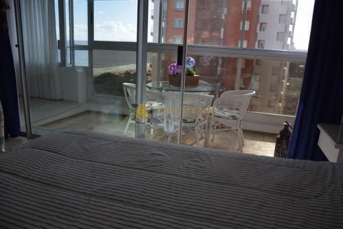 Apto En Mansa De 2 Dormitorios, 2 Baños, 1 En Suite, Living Comedor, Cocina, Dormitorio Y Baño De Servicio,lavadero Balcón Cerrado Con Vista Al Mar.- Ref: 1896