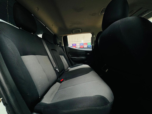 Mitsubishi L200 2.4 Cabina Doble 4x2 Mt