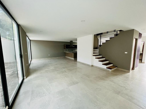 Estrena Casa En Lomas De Juriquilla, 4 Recamaras, Una En Pb, 4 Baños, Jardín
