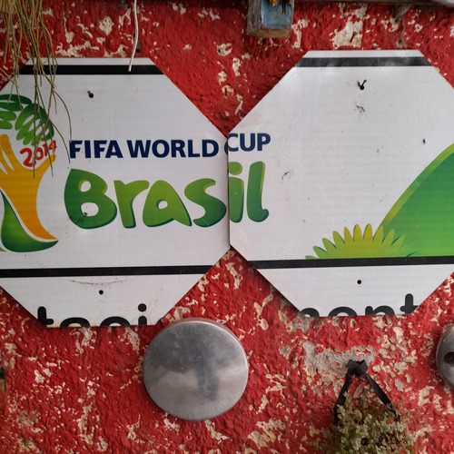 Imagem 1 de 5 de Copa Do Mundo Brasil 2014 Placas Originais Metal 60 Cm Cada