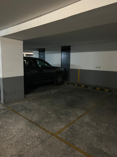 Amplio Estacionamiento Techado.