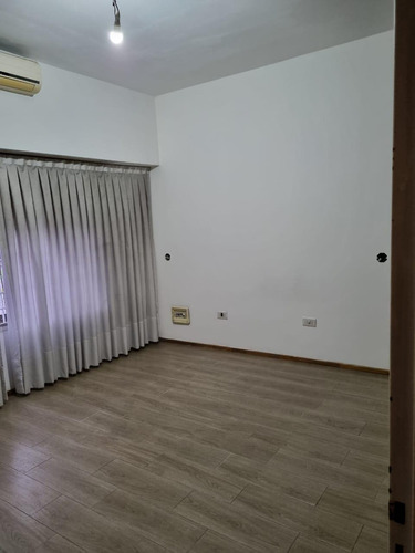 Castelar Norte. Casa 4 Amb. Luminosos. P.baja. Pieta/terraza/fácil Acceso Autopista. P.alta Playroom Solo Venta Directa
