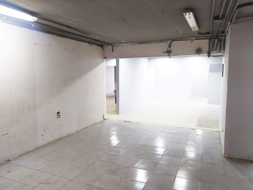 Amplio Local En Venta A Una Cuadra De La Av. Fuerzas Armadas 180m2