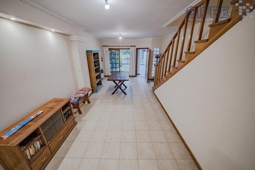 Duplex De 4 Ambientes Quincho, Jardin Y Cochera Para 2 Autos